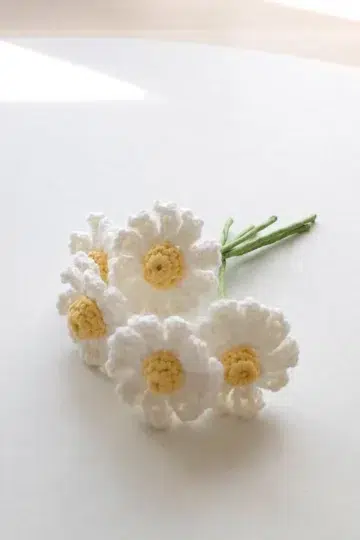 Wire-Stem Crochet Daisy finished flower with textured petals and flexible stem